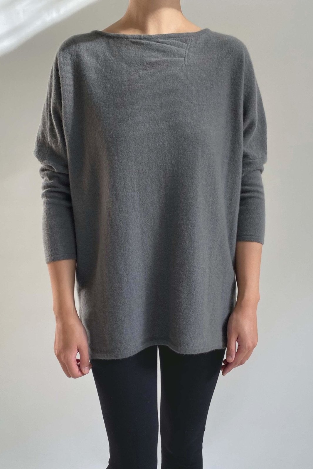 Boxy sweater with front pleats in ash grey