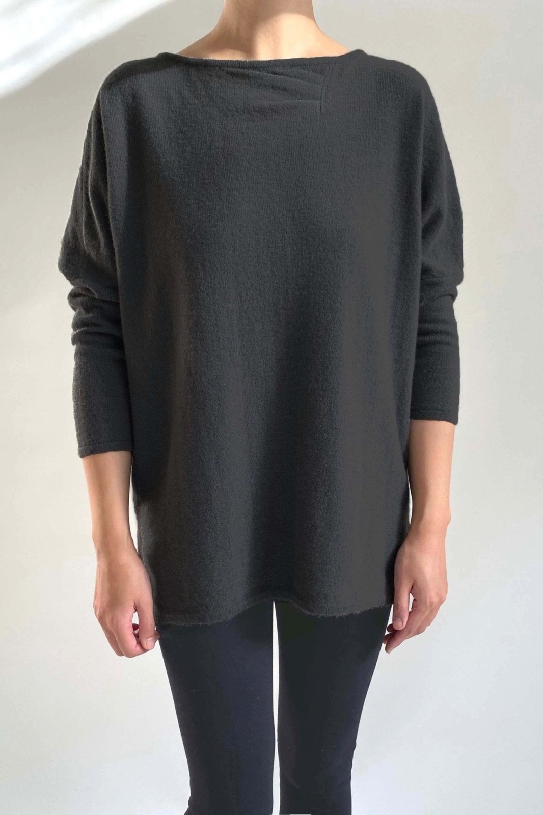 Boxy sweater with front pleats in black