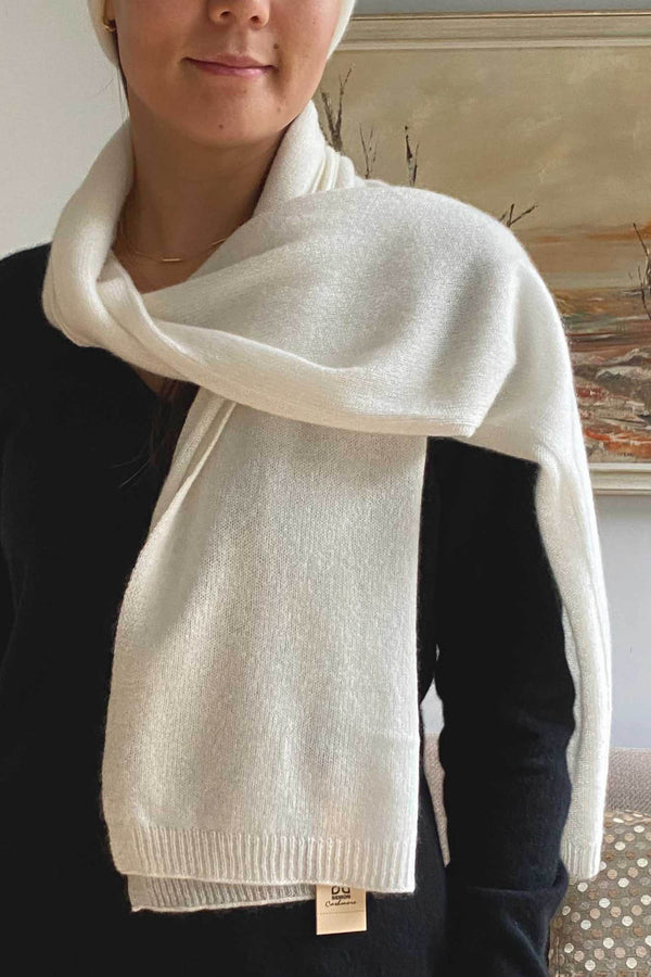 Cashmere hat and scarf set in white
