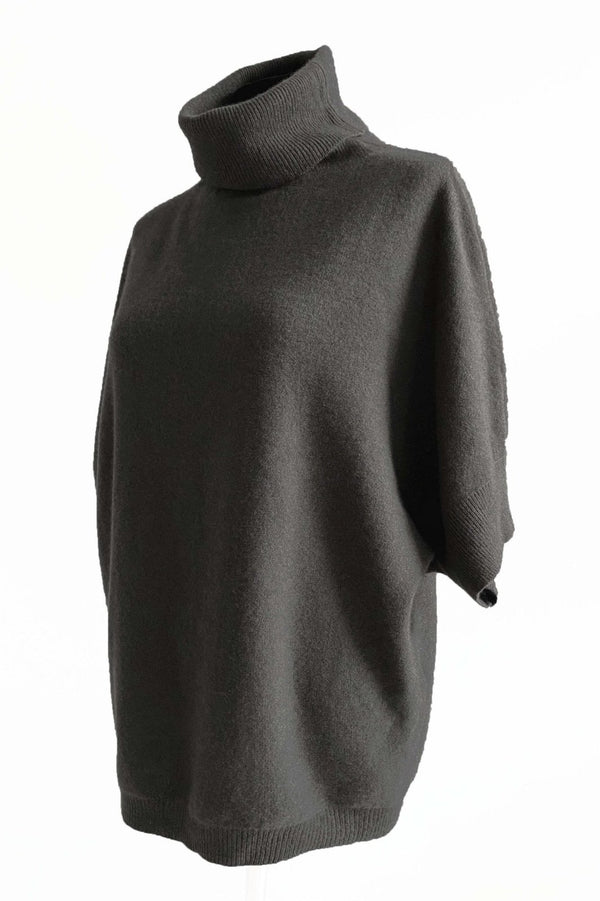 Roll neck batwing cashmere jumper in black - SEMON Cashmere