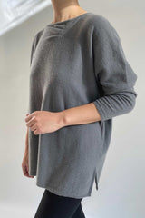 Boxy cashmere sweater with boat neck in ash grey - SEMON Cashmere