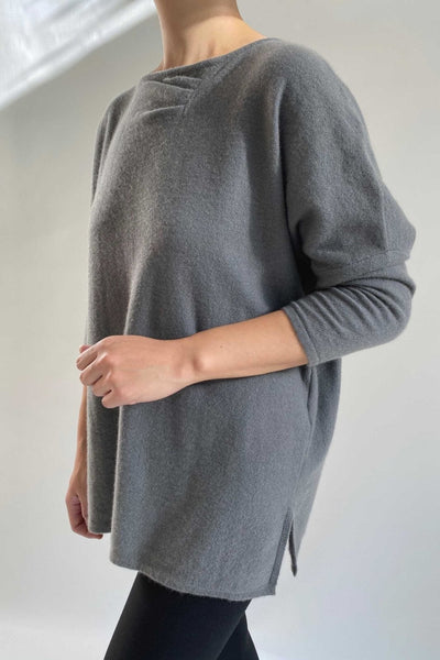 Boxy sweater with front pleats in ash grey - SEMON Cashmere