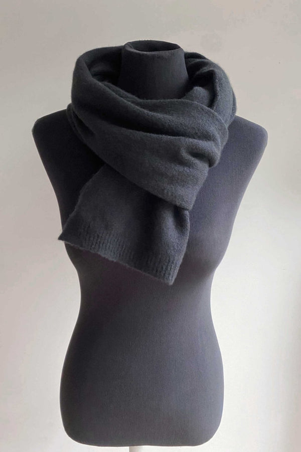 Bundle offer for women's cashmere hat, scarf and gloves in black - SEMON Cashmere