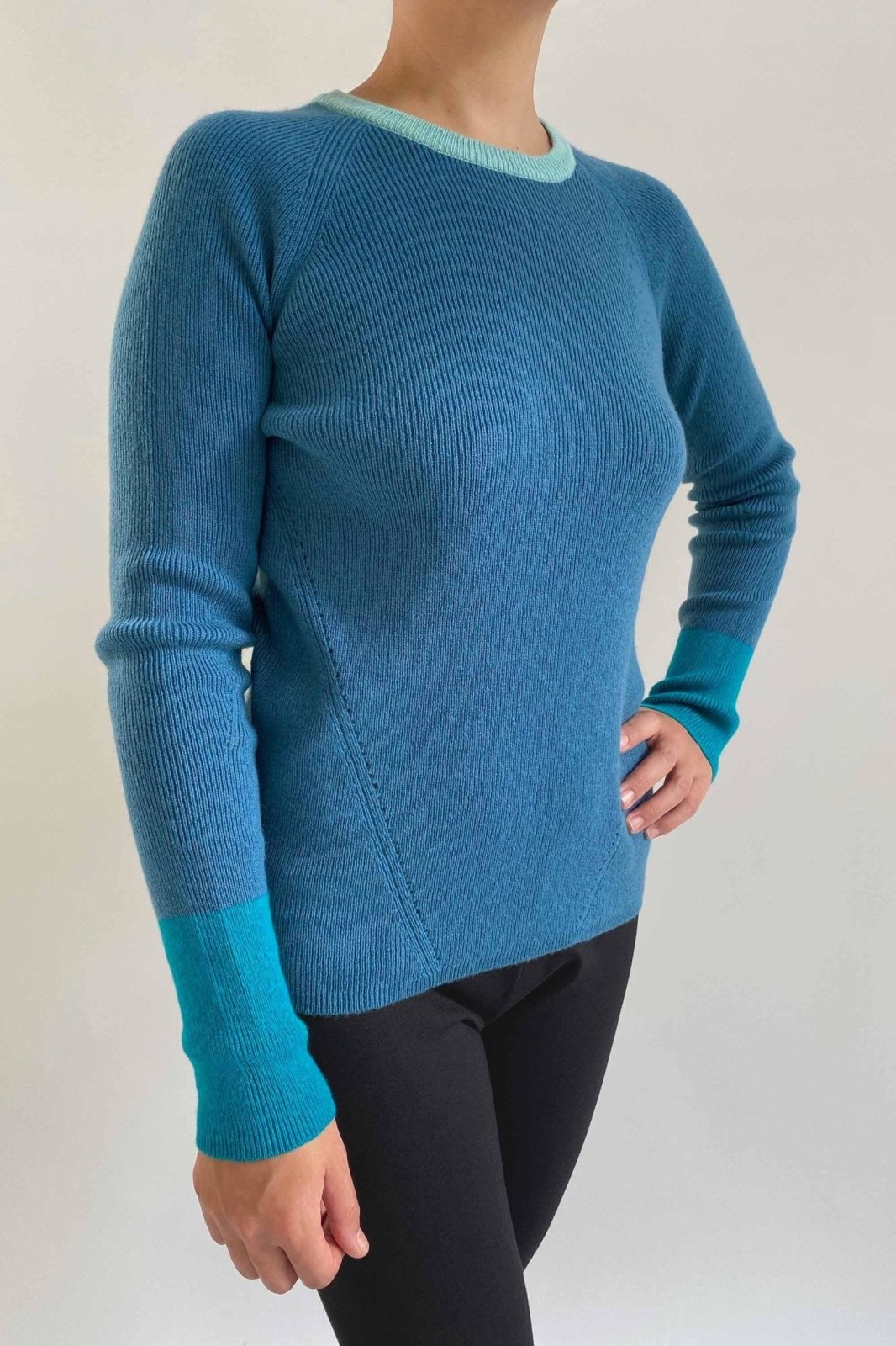 Thick colour block jumper in teal blue - SEMON Cashmere