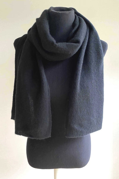 Unisex cashmere scarf in black - SEMON Cashmere