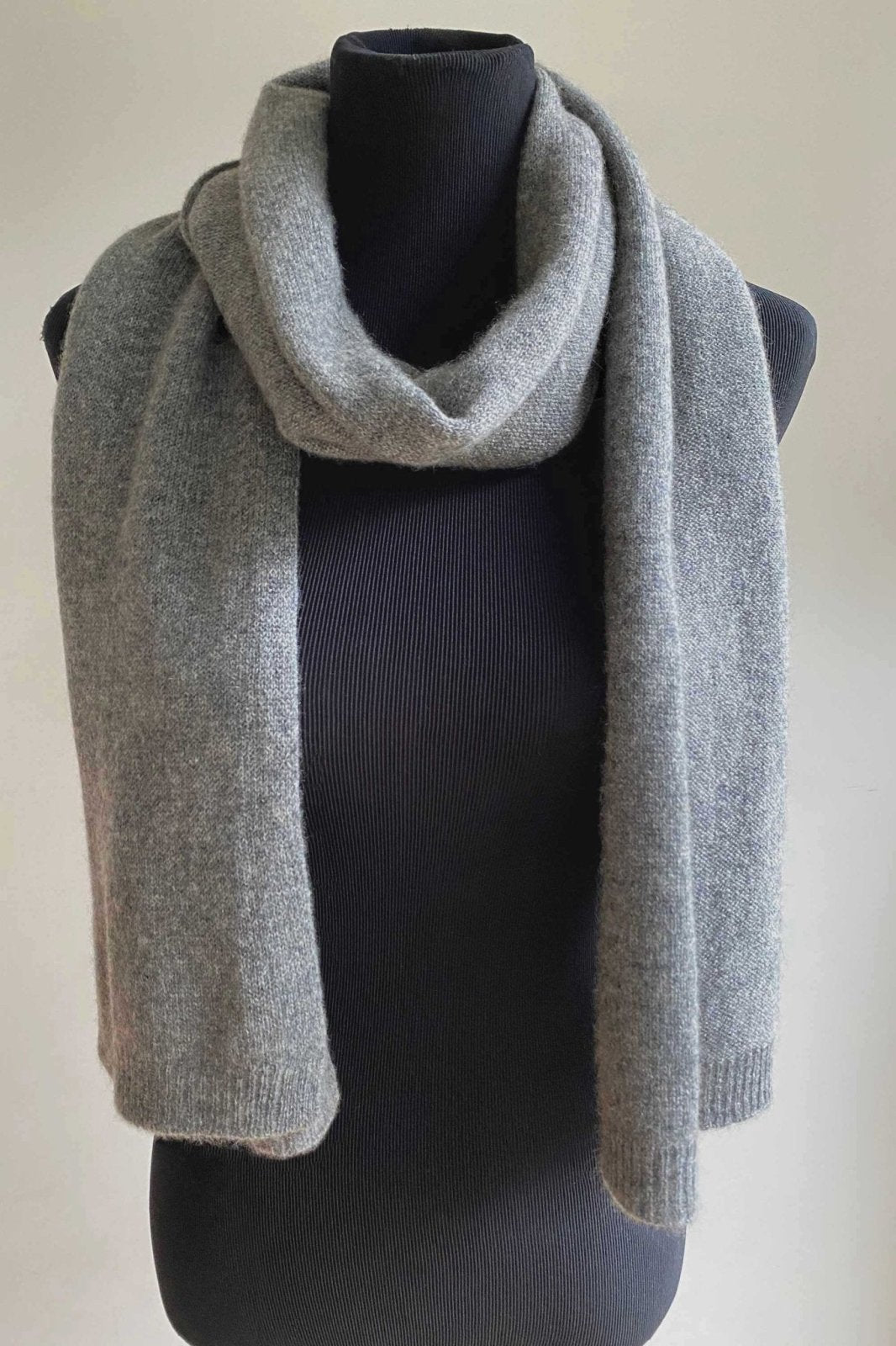 Unisex cashmere scarf in mid grey - SEMON Cashmere