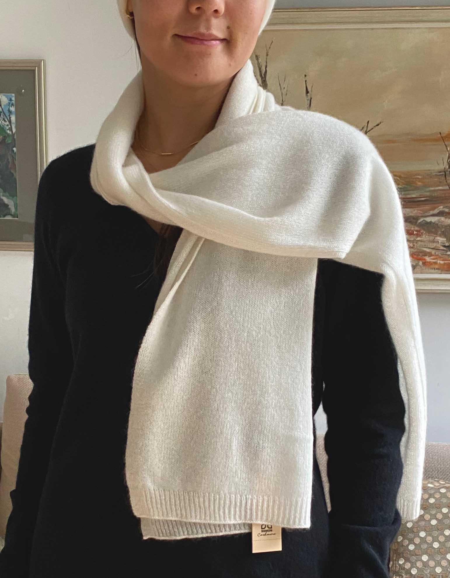 Unisex cashmere scarf in white cream - SEMON Cashmere