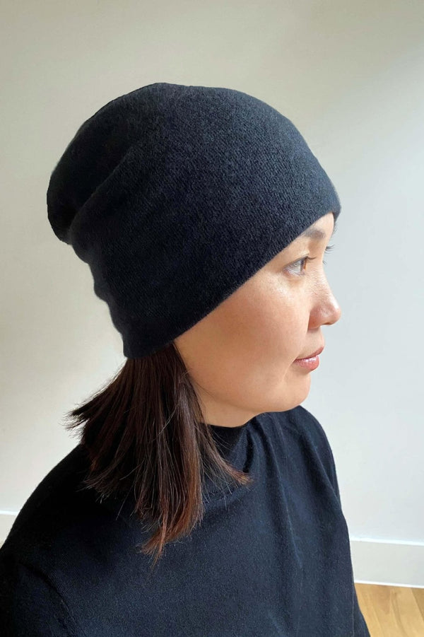 Womens cashmere beanie hat in black - SEMON Cashmere