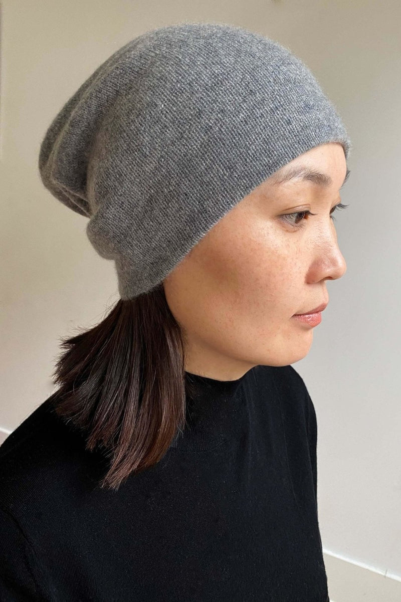 Womens cashmere beanie hat in mid grey - SEMON Cashmere