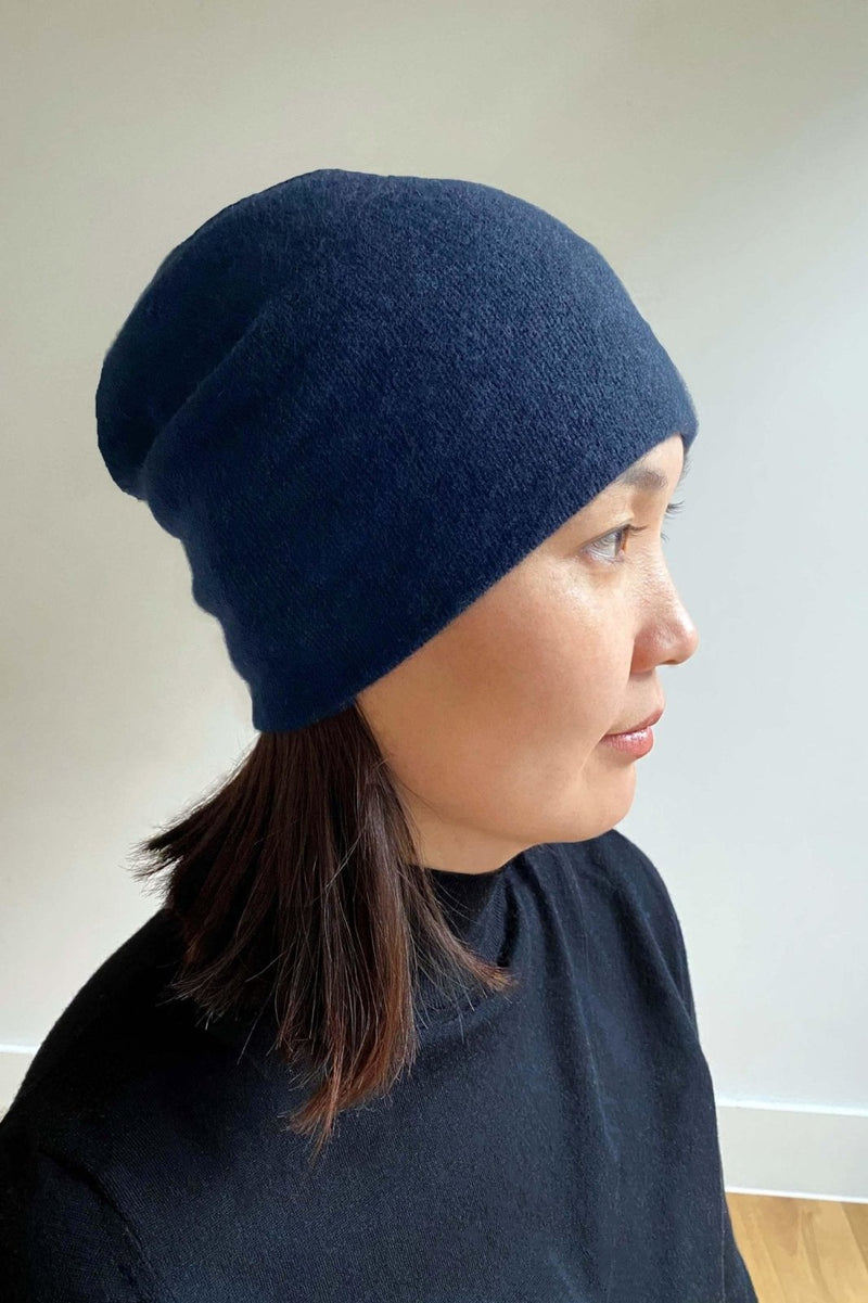 Womens cashmere beanie hat in navy - SEMON Cashmere