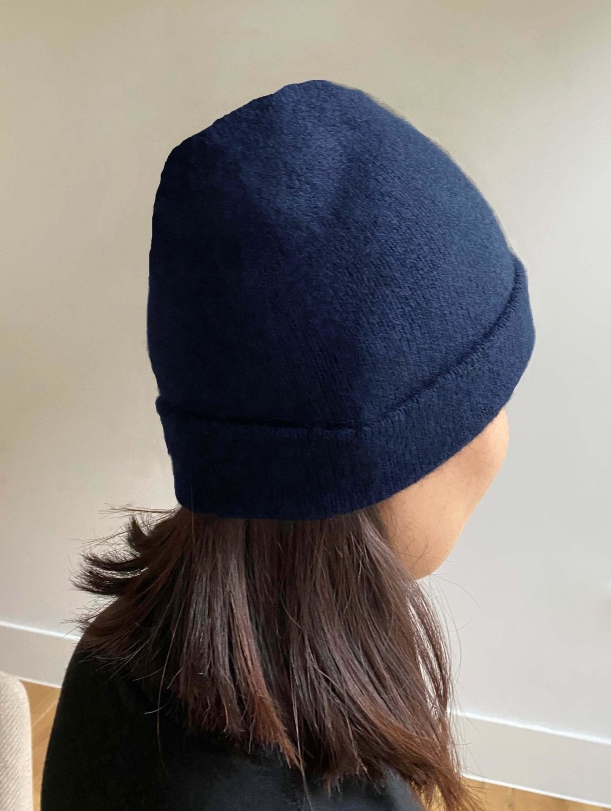 Womens cashmere beanie hat in navy - SEMON Cashmere