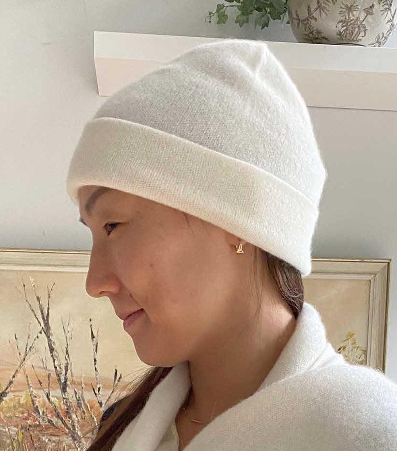 Womens cashmere beanie hat in white cream - SEMON Cashmere